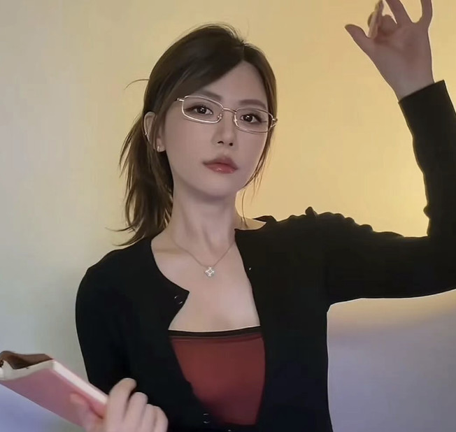 周淑怡成某手PK冠军,将参加线下红毯活动引热议